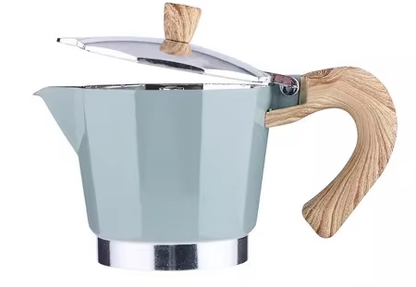 Cafetera Moka 3 Tazas Azul – Vista lateral con detalles de madera real | Mula Andina Café