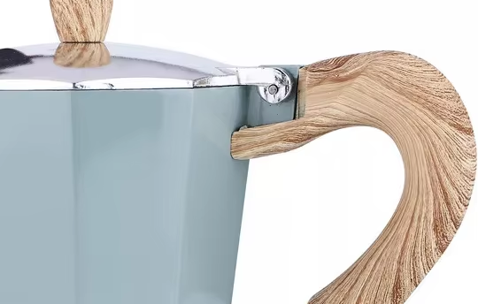 Cafetera Moka 3 Tazas Azul – Detalle asa de madera y color azul | Mula Andina Café